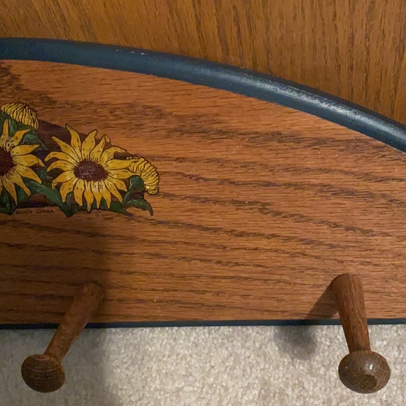Wood wall coat rack-4 hooks hand carved daisies - Picture 7 of 12
